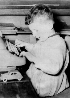 Enfance de l'&eacute;criture : une grosse Remington bien avant tout site web, blouse d'&eacute;colier des ann&eacute;es 50-60, et d&eacute;j&agrave; l'automobile en vue de futurs d&eacute;placements, puisque c'est d'aller et venir qu'il s'agit...